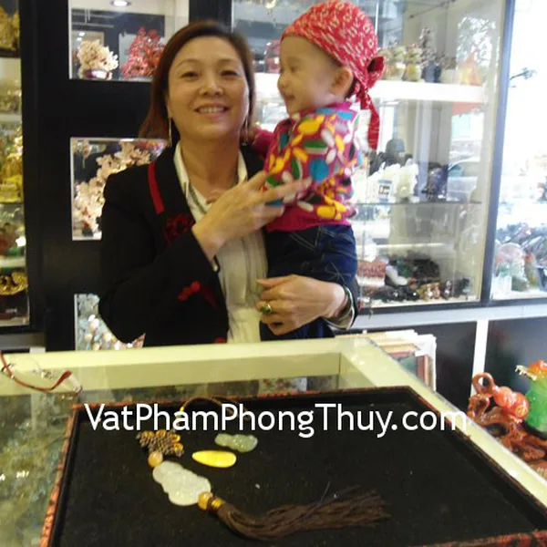 Cô Oanh - khách hàng mua quan âm phỉ thúy, mặt đeo hổ phách, ngọc bội quan âm