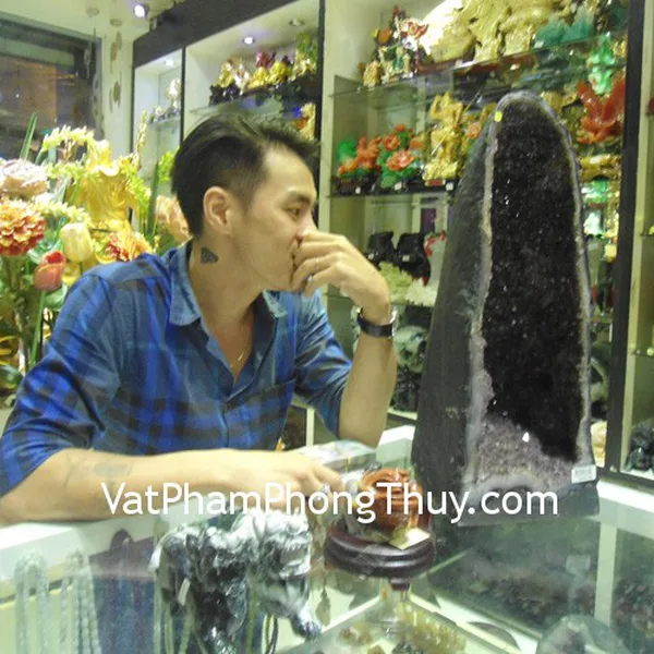 Anh Nam Giang - khách hàng mua cặp Tỳ hưu Phỉ Thúy THT42, cầu thạch anh hồng M181-4858, cóc ngọc Hoàng Long TT-HL-5048, và Hang thạch anh tím H086-31824