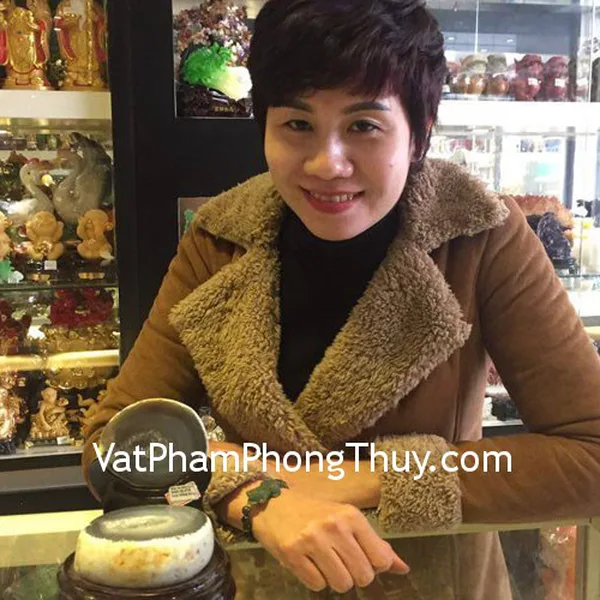 Chị Hoa- khách hàng mua bồn tụ bảo thạch anh, vòng tay ngọc Phỉ thúy và tỳ hưu đá ngọc Đông linh
