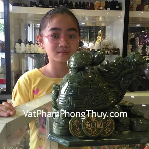 Chị Lâm - khách hàng mua long quy đá lam ngọc lớn HM033