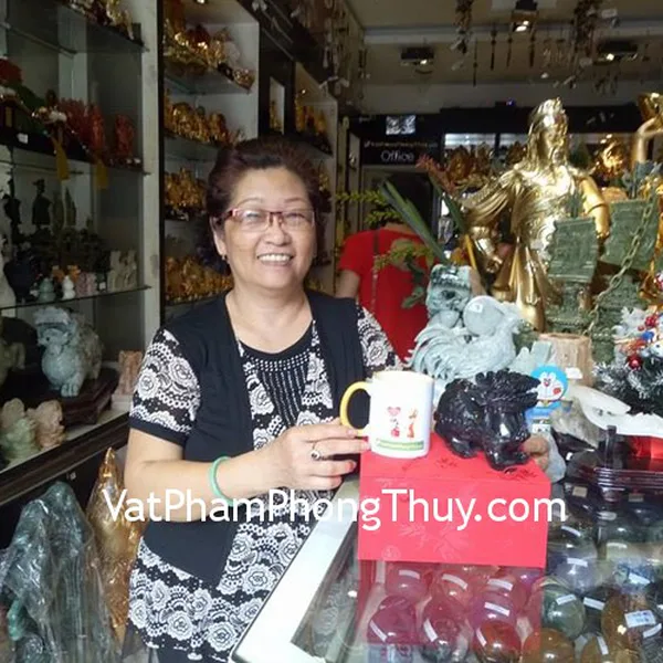 Cô Quế - khách hàng mua tượng tỳ hưu bắc kinh trung BKD-M