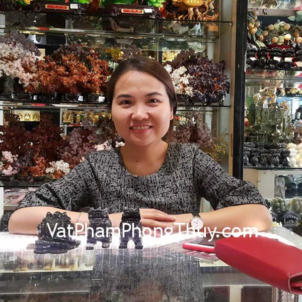 Chị Hạnh - khách hàng mua cặp tỳ hưu bắc kinh đen chuẩn BKD-S và thiềm thừ lam ngọc GM025