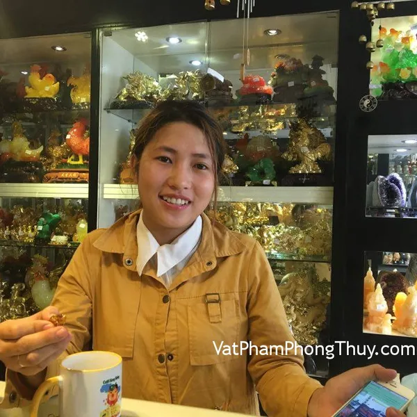 Chị Hương - khách hàng mua mặt đeo cổ hổ phách VM110