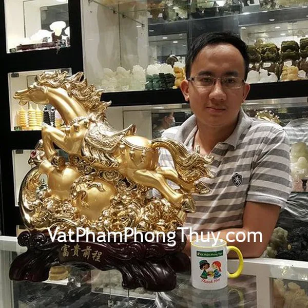 Anh Tâm - khách hàng mua tượng ngựa phi nước đại bên hồ lô vàng G114A