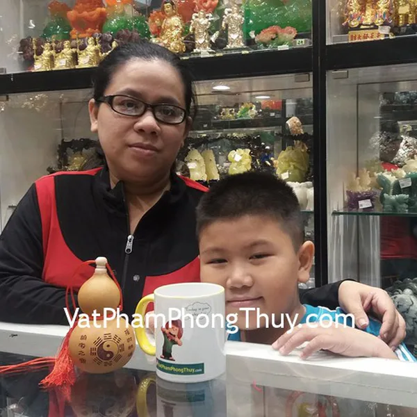 Chị Ngọc Đào - khách hàng mua cặp đồng tử đồng D170, mặt ve ngọc phỉ thúy S6497 và hồ lô tự nhiên CC2025