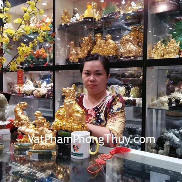 Chị Xuân VY - khách hàng mua tượng chó vàng C021A và xâu mai hoa CC2024