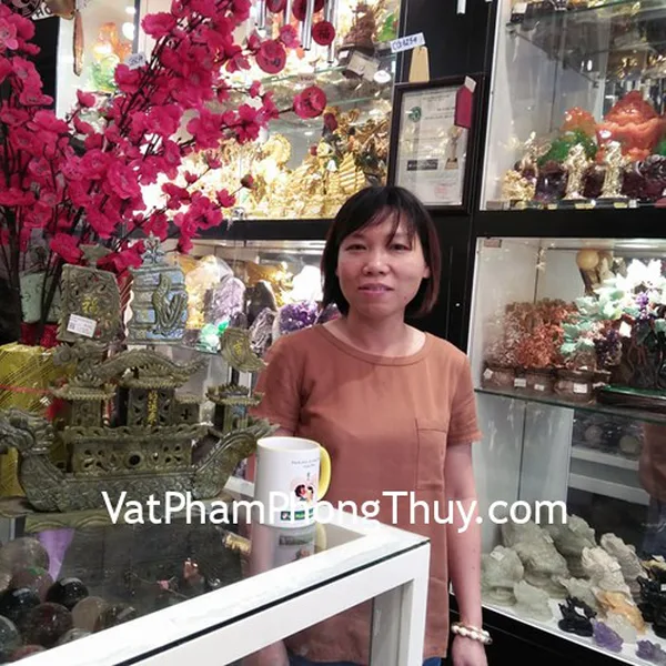 Chị Huệ - khách hàng mua thuyền buồm rồng đá lam ngọc M072