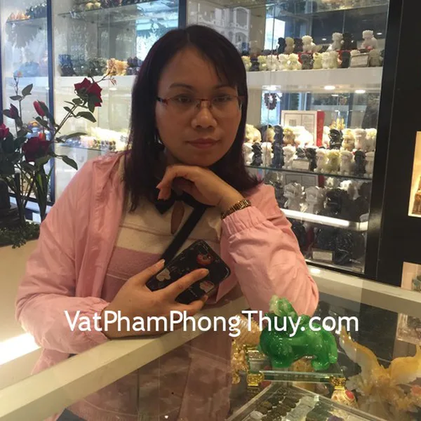 Chị Thanh - khách hàng mua tỳ hưu xanh trên đế thuỷ tinh LN059