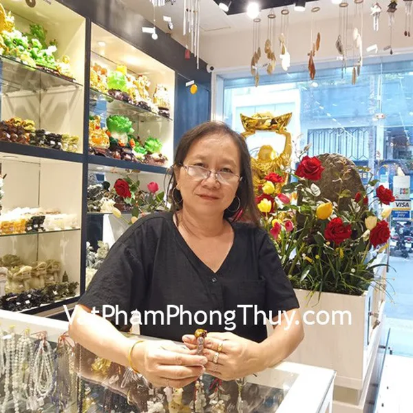 Cô Tiền - khách hàng mua chuỗi thạch anh tóc đen S6749-S3-3414 và tỳ hưu mắt mèo S6850