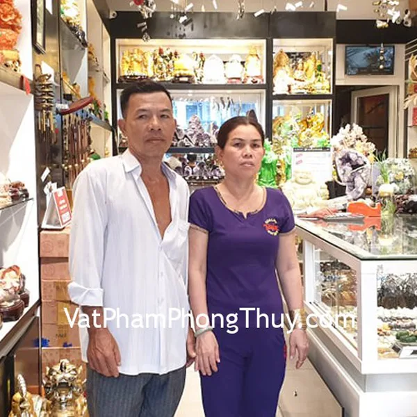 Vợ chồng chú Thới - khách hàng mua vòng ngọc Myanmar cao cấp S6623