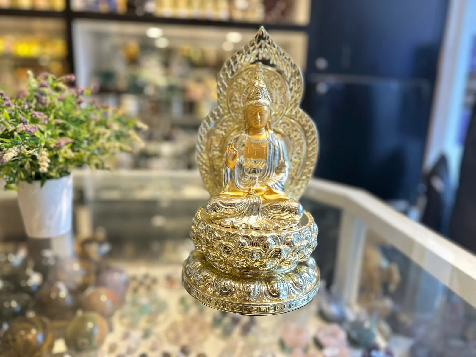 Phật quan âm vàng ngồi trên đế sen C137A