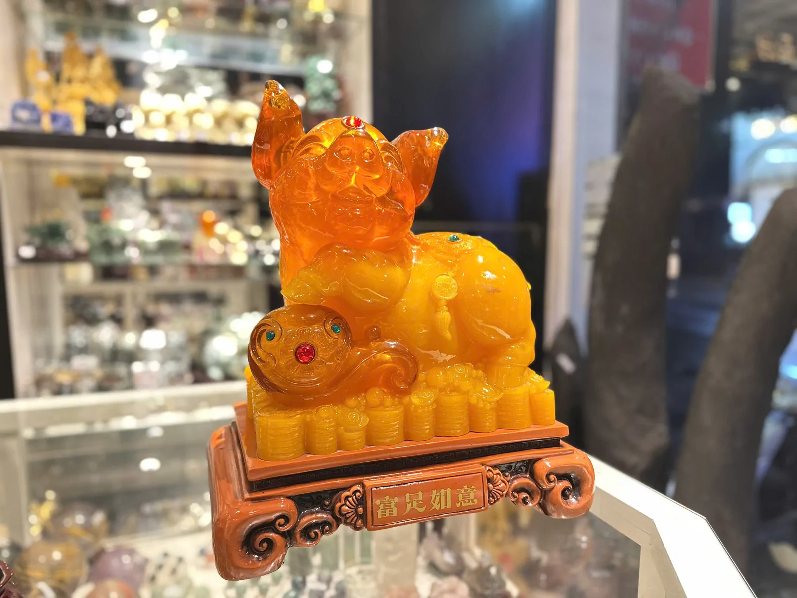 Đại đế heo vàng cam ngọc trên đống tiền vàng như ý - Phú Túc Như Ý LN011