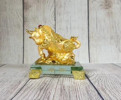 Đại vương trâu vàng bóng mão tiền vàng dũng mãnh trên núi đá vàng đế thuỷ tinh nhỏ - Ngưu Thế LN177