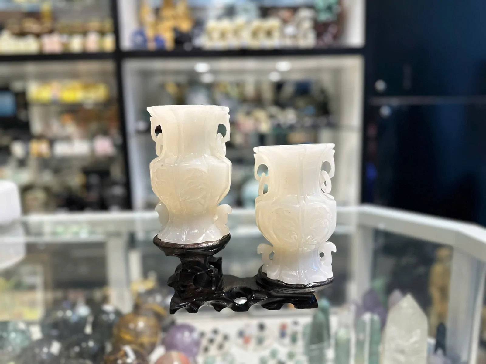 Hai bình bạch ngọc trên đế gỗ nghệ thuật hàng độc (GCN) GM191