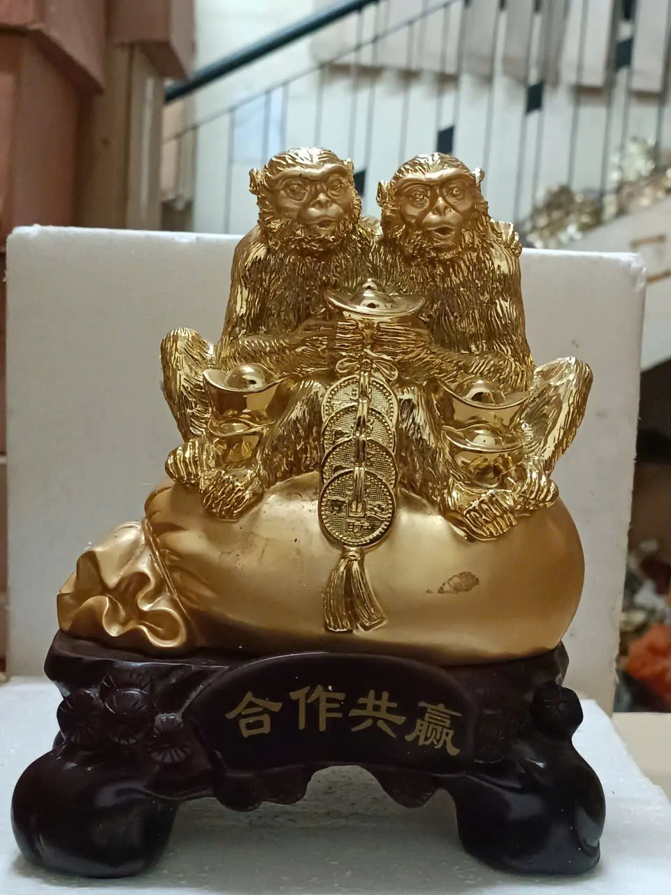 Song khỉ tài lộc ngồi túi vàng đế gỗ - hợp tác cộng nghinh K066M