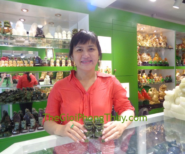 Chị Thanh Thảo - khách hàng mua Tượng Tỳ Hưu đá Lam Ngọc FHM020