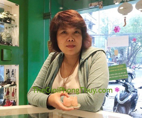 Chị Anh-Khách hàng mua Uyên thạch anh hồng FGM121.