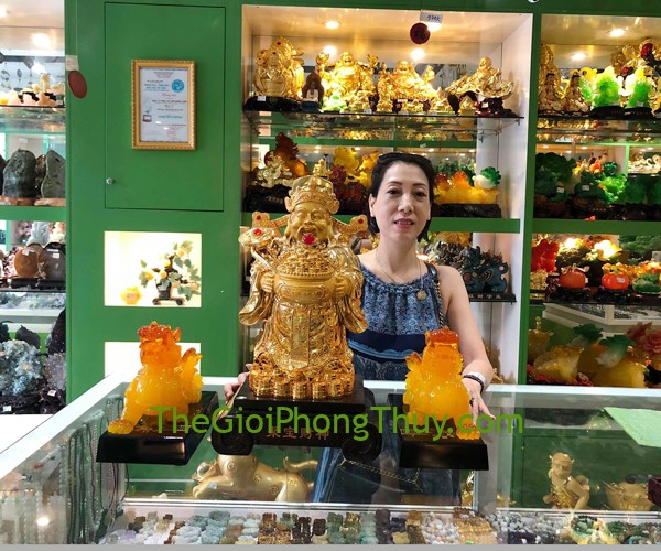 Chị Thủy - Khách hàng mua Tỳ hưu ngọc lưu ly vàng cam -FC047A, Thần tài vàng khủng ôm chậu vàng đội như ý vàng- FC141A