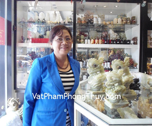 Cô Thanh Nguyên - khách hàng mua Rồng Cẩm Thạch đứng lớn