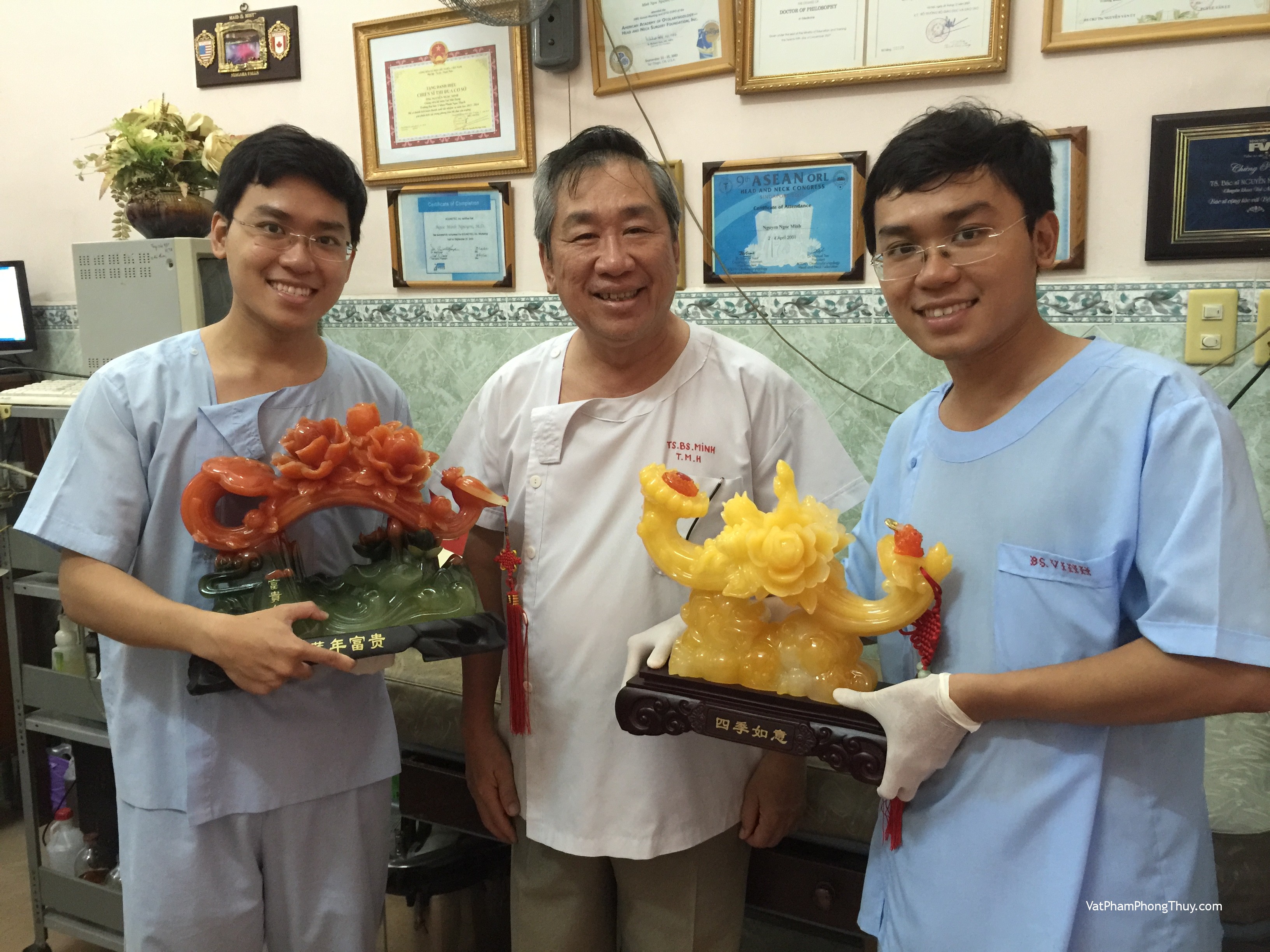 Bác sĩ Minh - khách hàng mua tượng Như Ý Mẫu Đơn H496G và A223