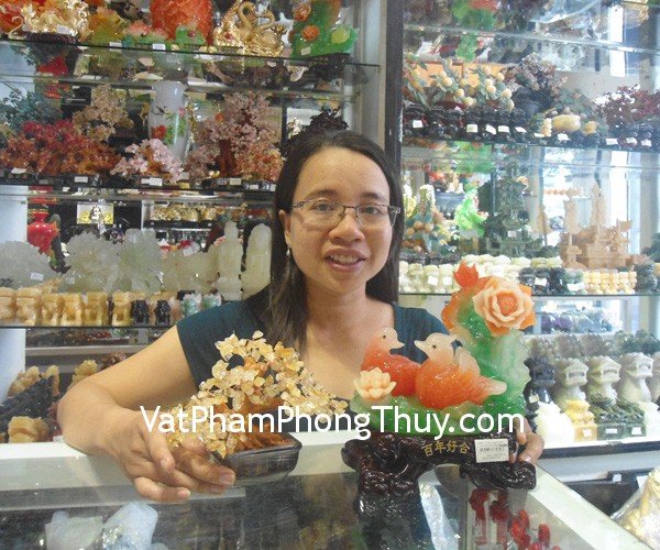 Chị Bích Hồng - khách hàng mua tượng uyên ương mẫu đơn H486G và cây tài lộc thạch anh vàng CA236
