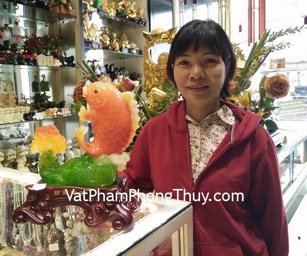 Chị Lan  - khách hàng mua tượng cá chép đỏ phun lộc H297G