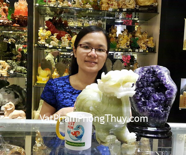 Chị Vân Anh - khách hàng mua bông thạch anh tím H097-15435 và tỳ hưu bắc kinh xanh khủng BKX-L