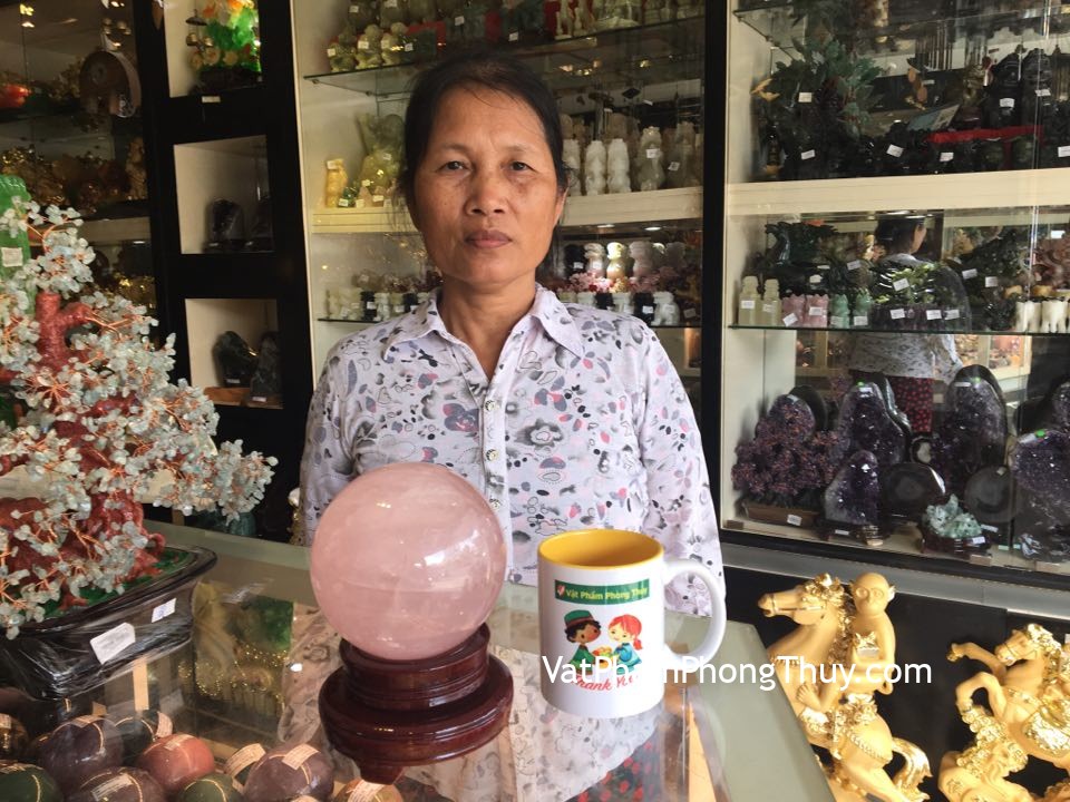 Cô Điền - khách hàng mua quả cầu đá thạch anh hồng M181-S5-7832