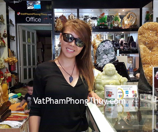 Chị Nina - khách hàng mua mặt ve phỉ thúy xanh S6497, chiếc lá thanh kim S6031 và mề đay như ý Myanmar S862