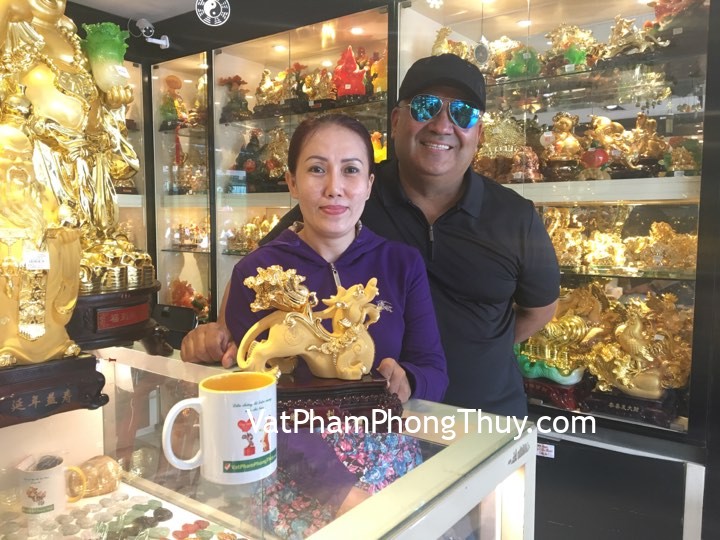 Vợ chồng chị Tâm - khách hàng mua tượng Tỳ Hưu cõng bắp cải vàng K108M