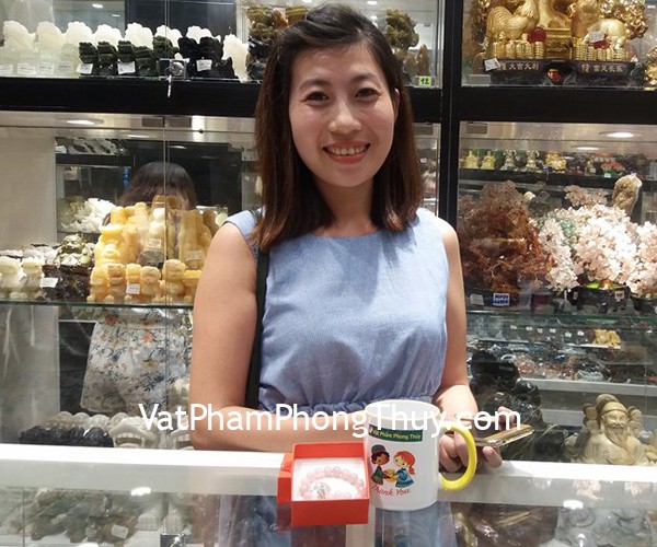 Chị Nguyên - khách hàng mua chuỗi thạch anh hồng S6379-1636 và mặt ưu linh xanh S867-500