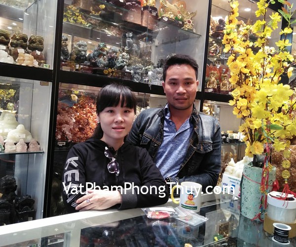 Chị Phương- khách hàng mua tỳ hưu đeo cổ thạch anh trắng S406, đá mắt mèo S931, đá hắc ngà S6065; chuỗi mắt mèo S6429 và phật Hư Không Tạng mắt mèo S6720-2
