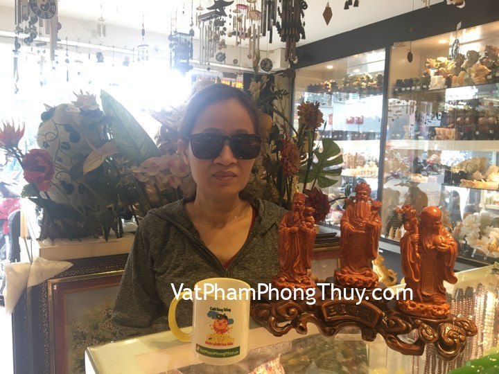 Chị Ngọc - khách hàng mua Bộ tam đa phúc lộc thọ ngọc mộc đế gỗ G158A