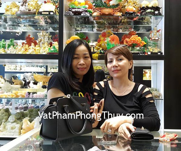 Chị Ngân và chị Tuyến - khách hàng mua vòng thạch anh tóc xanh Uruguay S6369-1703, vòng Ngọc Lam Bảo S6380-2502 và hồ ly ngọc đông linh S6345
