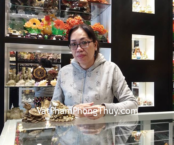 Chị Hương - khách hàng mua thiềm thừ đồng lớn D214 và long quy cõng con D234