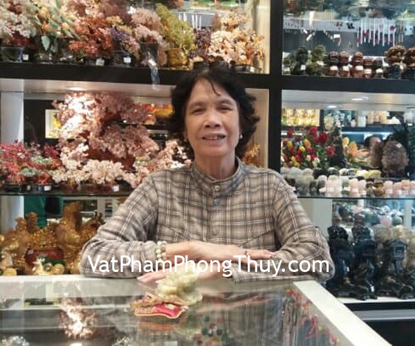 Cô Hai - khách hàng mua tượng thiềm thừ cẩm thạch CTT-S và trang sức phong thủy may mắn