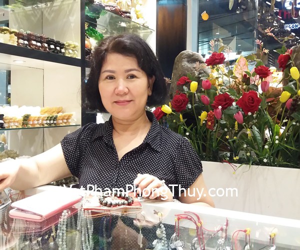 Chị Ngọc - khách hàng mua chuỗi đá ngọc ưng nhãn S6739-4092