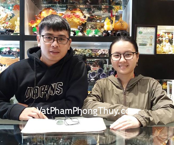 Chị Nhung - khách hàng mua mặt phật bản mệnh phỉ thúy tuổi Ngọ S6507-5 và tuổi Tuất S6864-8